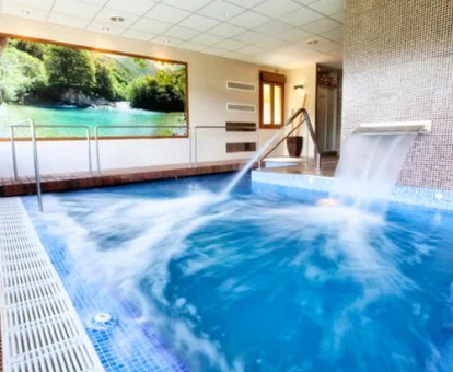 Piscina con chorros de hidromasaje del Spa estilo cueva del Hotel & Spa Villa de Mestas 