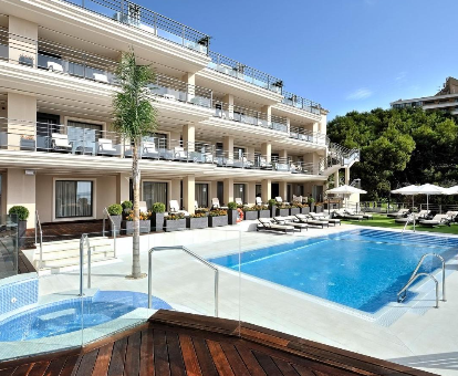 Jacuzzi y piscina al aire libre ubicados en el hotel con spa Vincci Selección Aleysa en Benalmádena