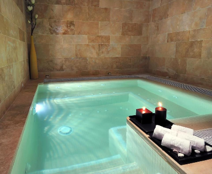 Piscina de hidromasaje del spa ubicado en el Hotel Vincci Selección en Marbella