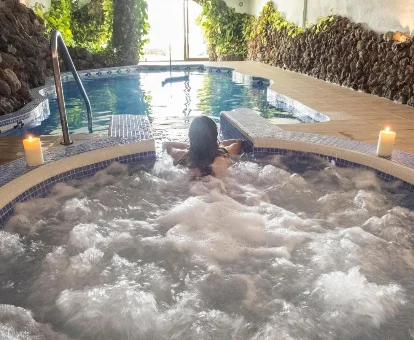 Jacuzzi y piscina del spa del Eco Finca Vista Bonita