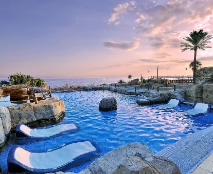 Piscina al aire libre con camas de sensaciones del hotel con spa Holiday World Polynesia