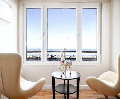 Espacio de descanso con vista al mar del apartamento con servicios de spa Zurriola en San Sebastián