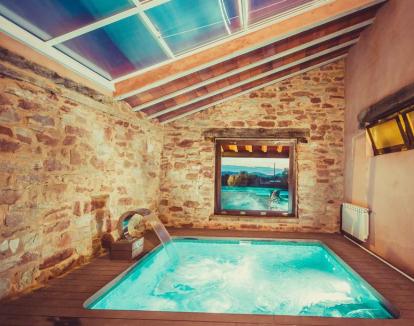 Foto del acogedor spa con piscina cubierta con chorros.