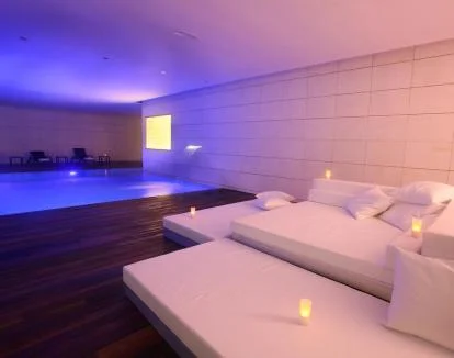 Foto del spa con piscina cubierta con chorros.