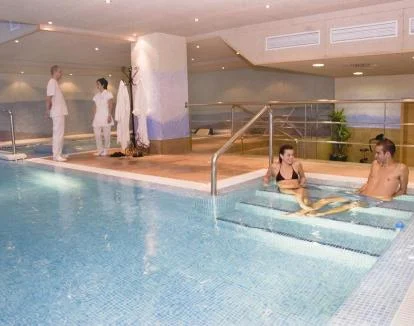 Foto del centro de bienestar con circuito de agua y jacuzzi.