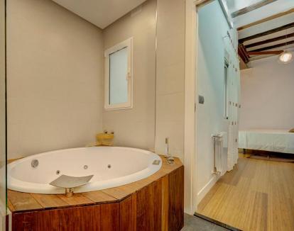 Foto del Apartamento de 2 dormitorios con jacuzzi privado en el baño y cocina completa.