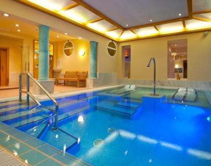 Foto del completo spa con piscina dinámica de chorros y jacuzzi.