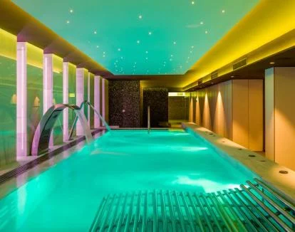 Foto del spa del hotel con piscina de hidromasaje.