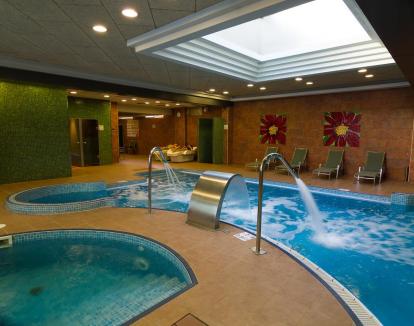 Foto del centro de bienestar del hotel con piscina de hidromasaje.
