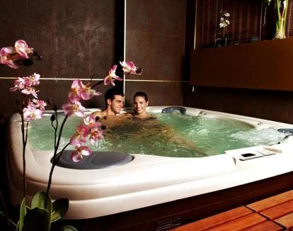 Foto del pequeño spa con jacuzzi.