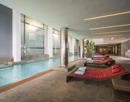 Foto de la piscina cubierta del spa del hotel.