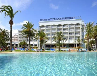 Foto del hotel con piscina al aire libre y zona de spa.