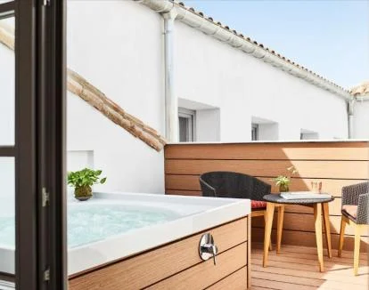 Foto de la Suite con jacuzzi privado en la terraza al aire libre.