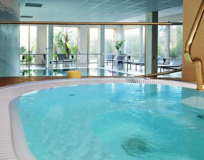 Foto del amplio spa del hotel con piscina de hidroterapia y jacuzzi.