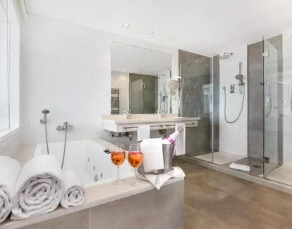 Foto de la preciosa Suite con jacuzzi privado y terraza con vistas al mar.