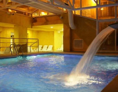 Foto de la piscina con chorros cubierta del spa.