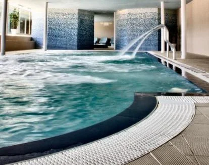 Foto del spa con piscina y jacuzzi.
