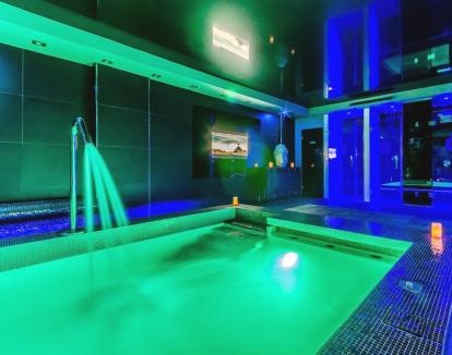 Foto del spa con jacuzzi, baños turcos y piscina de hidroterapia.