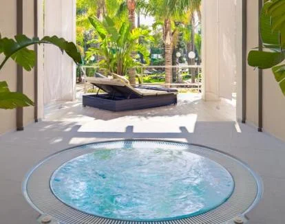 Foto del centro de bienestar del hotel con jacuzzi, sauna y baño turco.
