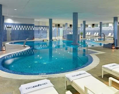 Foto del centro de bienestar del hotel con circuitos de agua y jacuzzi.