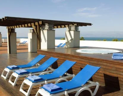 Foto del jacuzzi al aire libre con tumbonas.