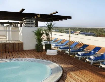 Foto del jacuzzi al aire libre del hotel.