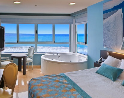 Foto del jacuzzi junto a la ventana en la habitación doble con bañera de hidromasaje donde tenemos un jacuzzi privado con vistas al mar
