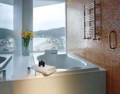 Foto del Estudio Suite Platinum con jacuzzi y vistas al mar.