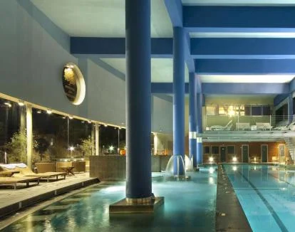 Foto del centro de bienestar con circuito de agua y jacuzzi.