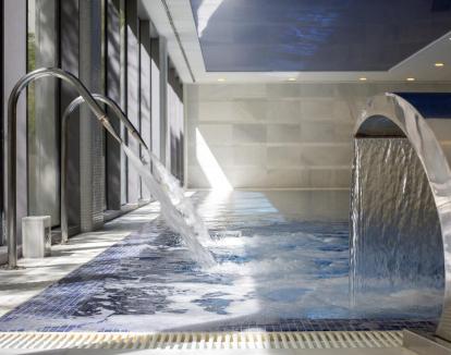 Foto de la piscina dinámica con chorros del spa del hotel.