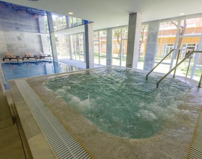 Foto del spa con jacuzzi, piscina cubierta y zona de relajación.
