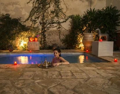 Foto de la piscina cubierta del hotel con estilo andaluz.