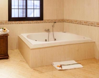 Foto de la Suite con vistas al mar y jacuzzi privado en el baño.