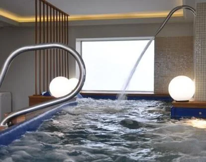 Foto del spa con piscina con chorros y vistas a la naturaleza.