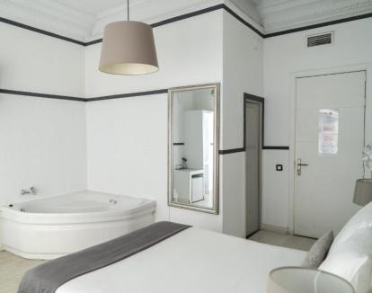 Foto de la luminosa Habitación Doble con jacuzzi privado y baño privado.