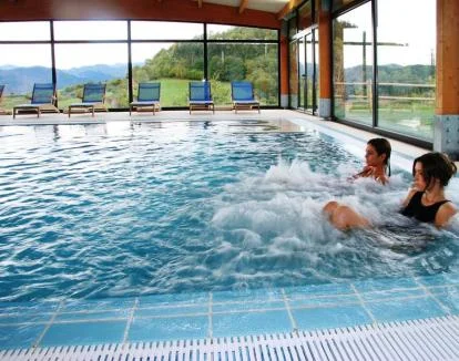 Foto del centro de bienestar del hotel con hermosas vistas a la naturaleza.