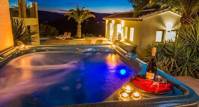 Foto del jacuzzi con vistas a la montaña que puedes encontrar Casa Tranquila de Jávea