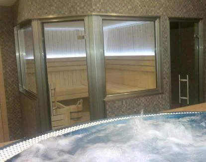 Foto de la zona de bienestar con jacuzzi.