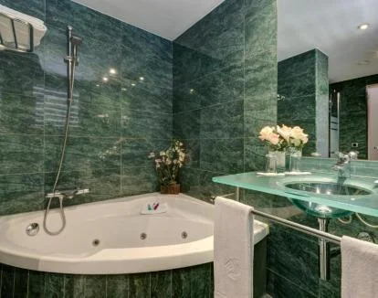 Foto de la Suite con jacuzzi privado y aire acondicionado.