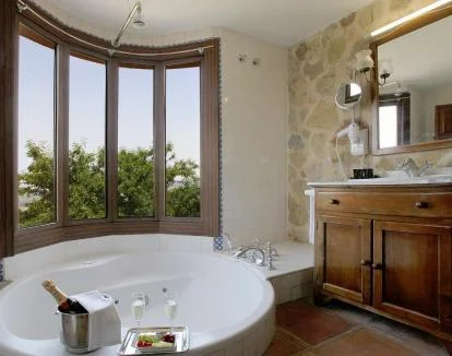 Foto de la Suite Junior tipo dúplex equipada con jacuzzi privado y balcón con vistas.