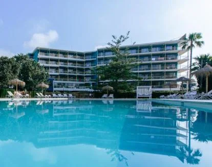 Foto de este hotel con acceso directo a la playa.