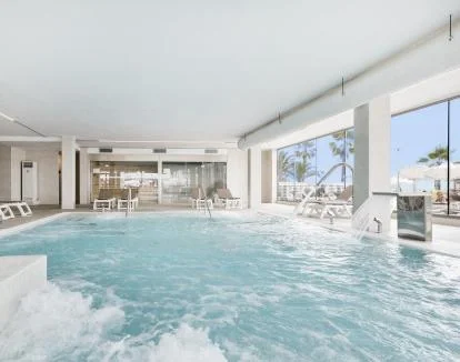 Foto del luminoso spa con piscina de hidromasaje.