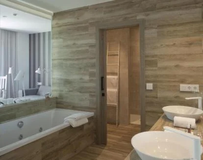 Foto de la Suite Junior con jacuzzi privado y vistas al mar.