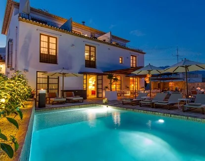 Vista del exterior del hotel muy romántico que se encuentra en Altea donde tienes algunas habitaciones con jacuzzi en la habitación.