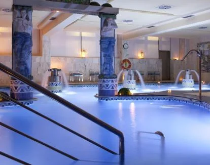 Foto del amplio spa con piscina de hidroterapia.
