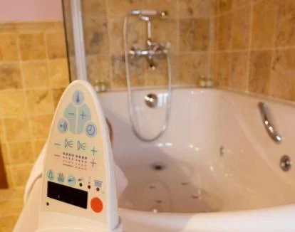 Foto de la Suite con jacuzzi privado y vistas al estuario del Río Eo.