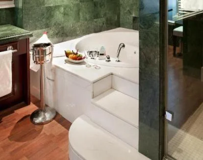 Foto de la amplia y señorial Suite Imperial, que cuenta con jacuzzi privado y diversos detalles de bienvenida.