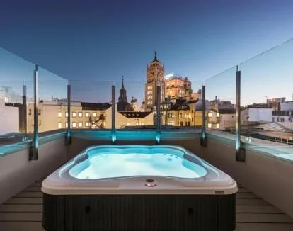 Foto de preciosa terraza con jacuzzi privado y vistas panorámicas de la Habitación Doble Superior.