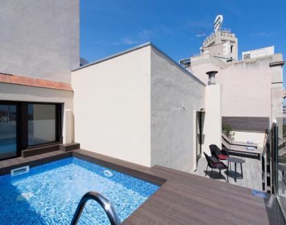 Foto de la Suite Junior con piscina privada en la terraza.