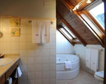 Foto de la Suite con jacuzzi y vistas a la montaña.